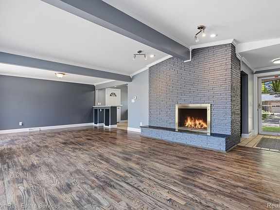 5th image of 2549 Riverwood Dr