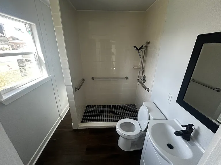 1742 Victoria St — Photo 10