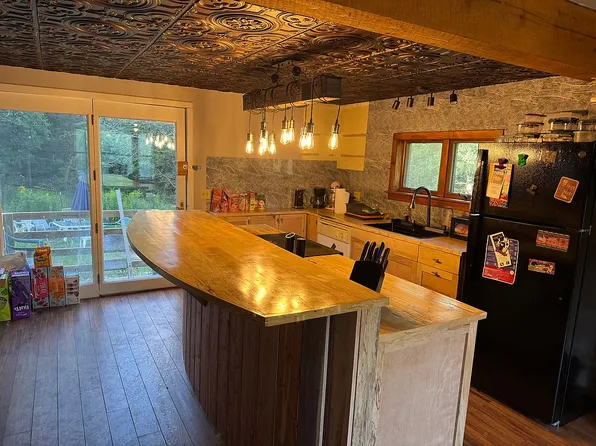 13 Kreutzer Rd, Peru, MA 01235
