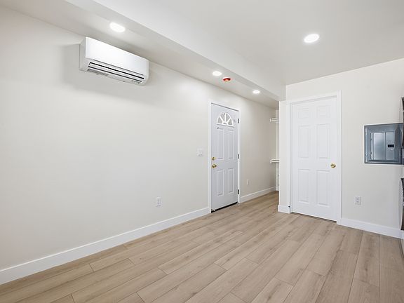 4th image of 4059 Louisiana St #8