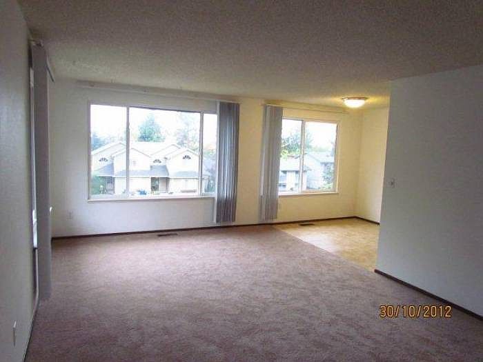 24848 living rm w/carpet