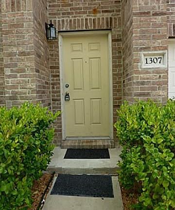 3rd image of 1307 Summerdale Ln