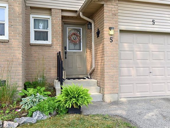 2nd image of 15 Derby St #5