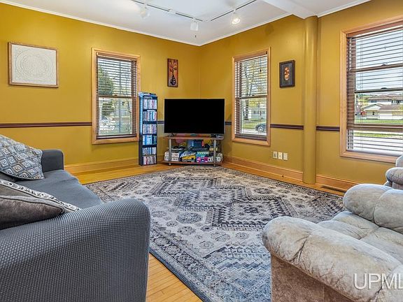 4th image of 209 W C St
