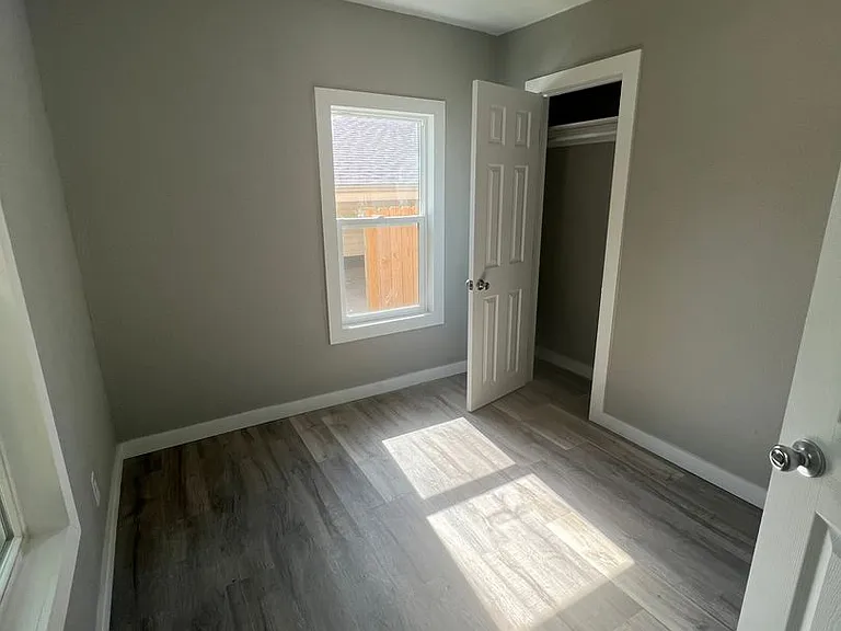 2142 W Chestnut St — Photo 5