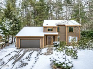 10 Robinwood Dr, Clifton Park, NY 12065