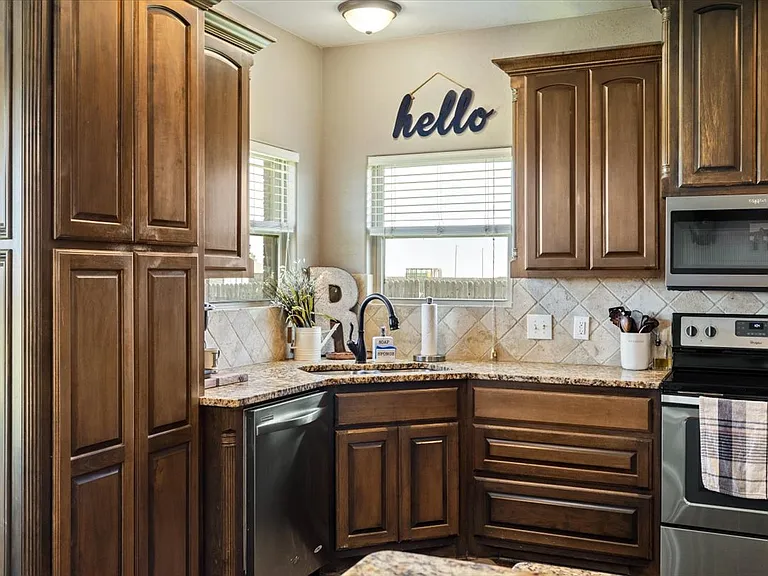 8398 SW Sun Valley Dr — Photo 10