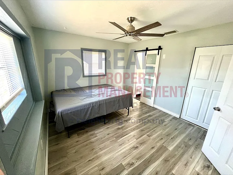 563 Parkview Dr — Photo 9