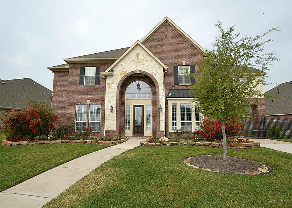Front view of this outstanding home located at 8527 River Cliff Ln.