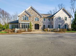 4 Fox Point Dr, Saint James, NY 11780