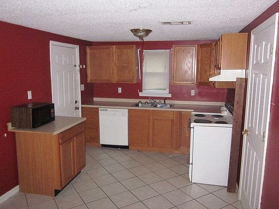 3rd image of 104 Camellia Dr