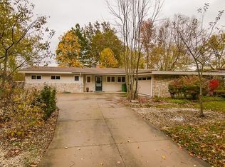 270 Hickory Hill Rd, Chagrin Falls, OH 44022
