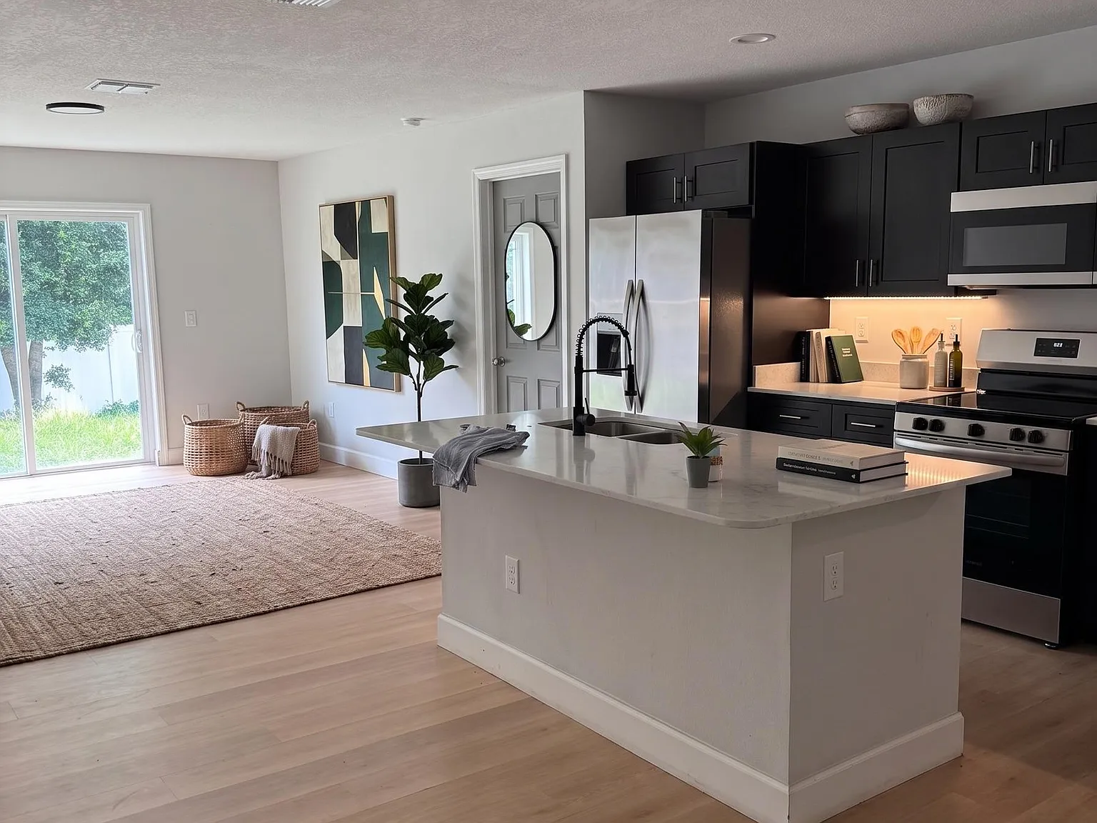 3 bed, 2.0 bath, 1600 sqft, $1,390 — Photo 2