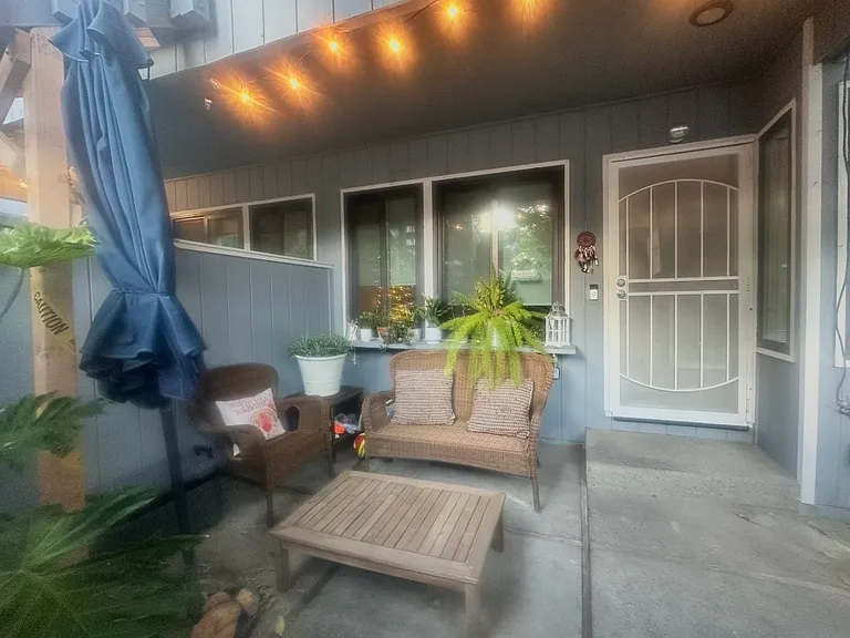 952 La Barbera Dr — Photo 6