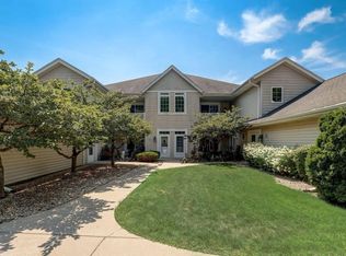 W398N6076 Autumn Woods Dr, Oconomowoc, WI 53066