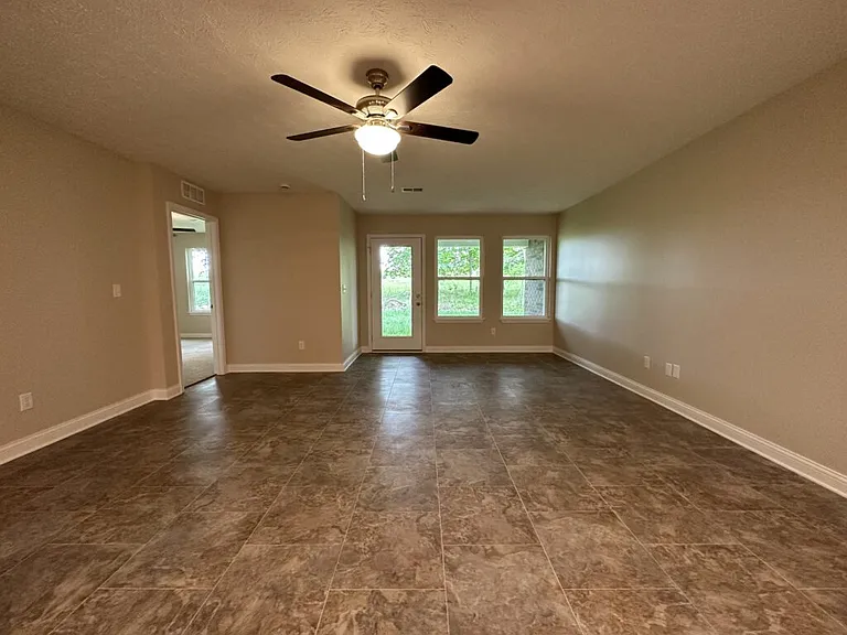 330 Breckinridge Cir — Photo 2