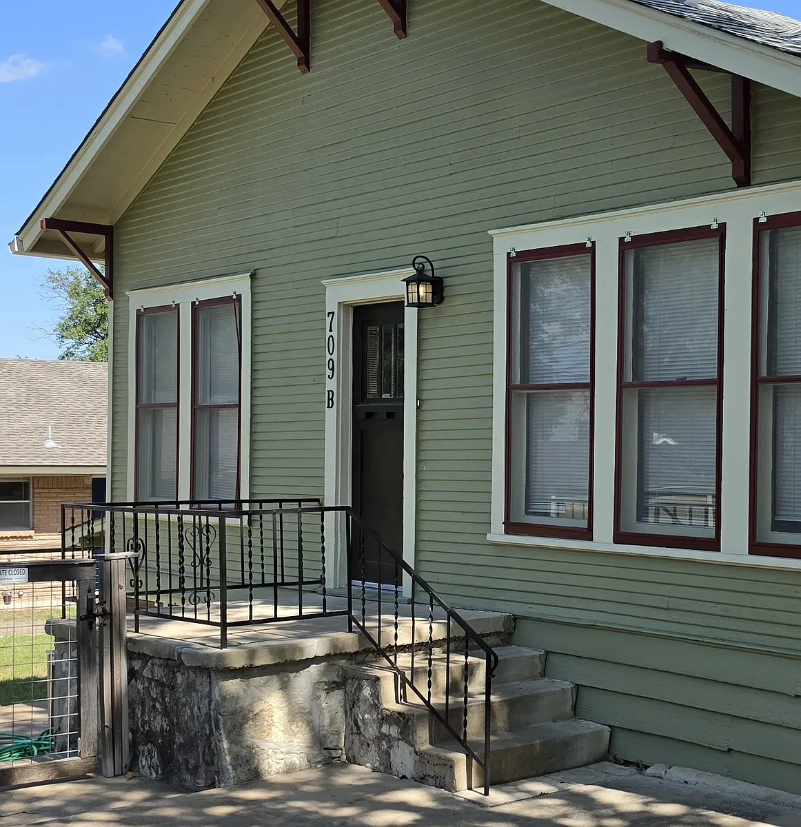 Building Photo - 709 E 45th St