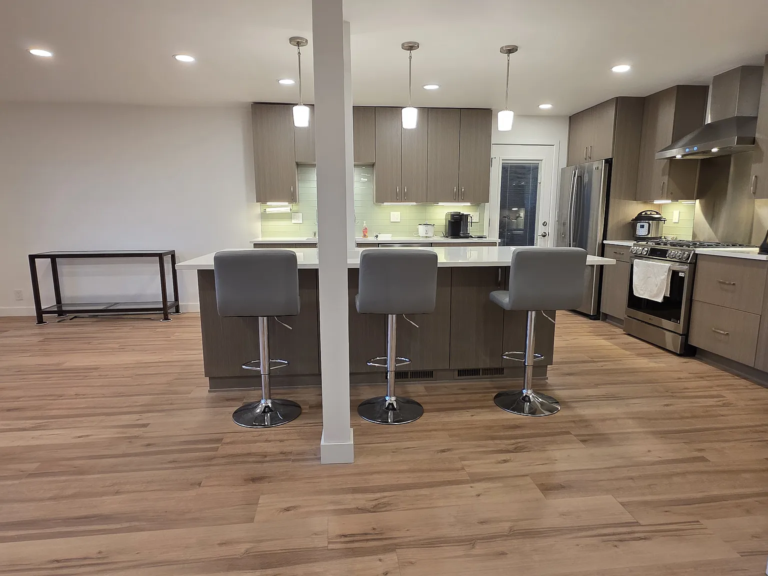 2 bed, 1.5 bath, 1300 sqft, $2,700 — Photo 3