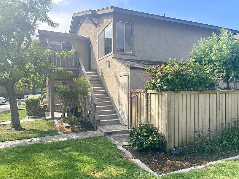 2 bed, 917 sqft, $3,195 — Photo 1