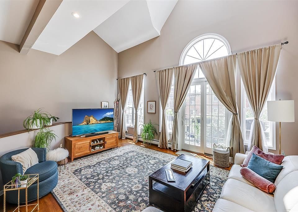 1st image of 298 3rd St APT 4
