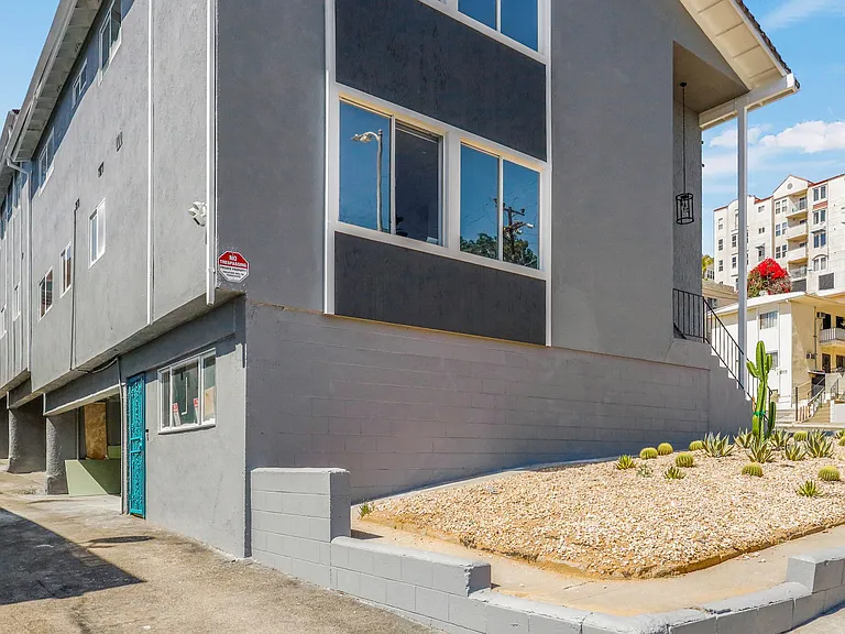 900 W College St — Photo 13
