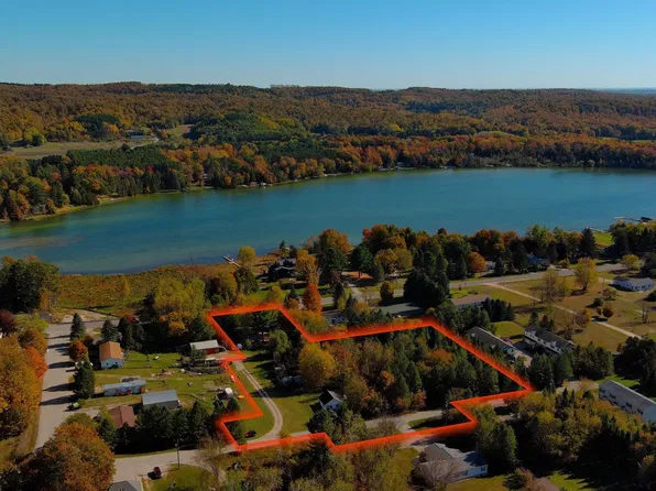 512 S Lake Shore Dr, Lake Leelanau, MI 49653