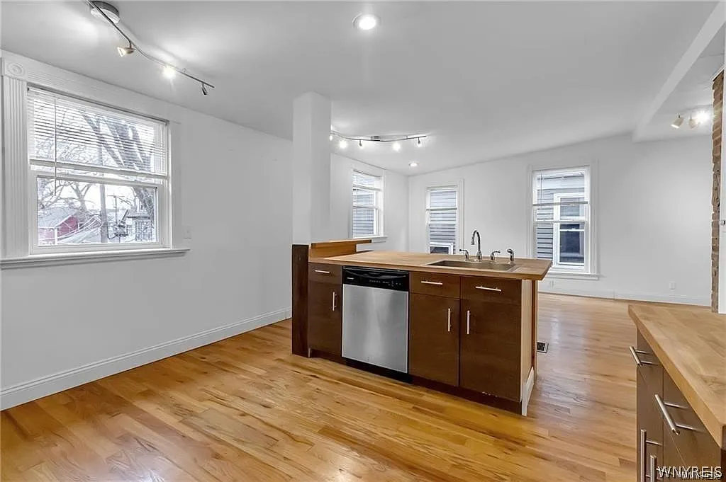 3 bed, 2.0 bath, 1900 sqft, $2,200 — Photo 3