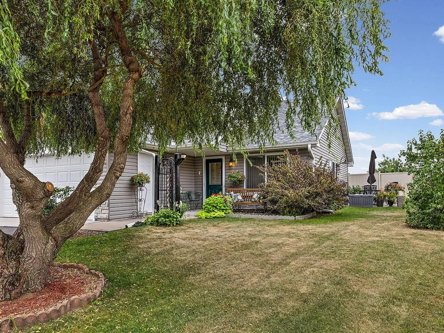 2 bed, 1.5 bath, 1260 sqft, $2,200 — Photo 2