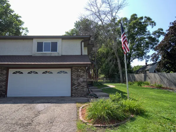 643 Farrell St N, Maplewood, MN 55119