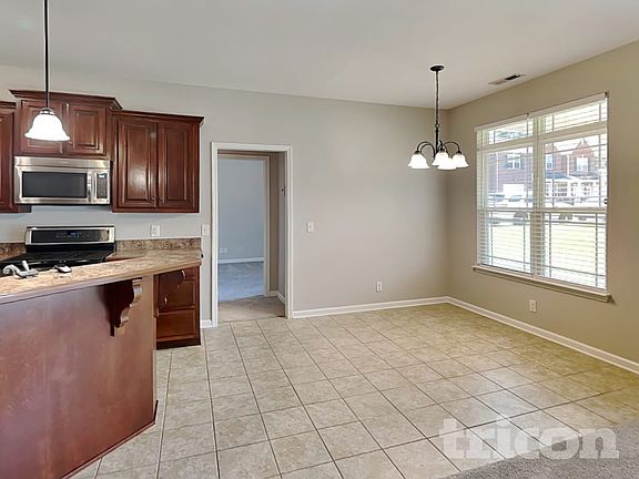 4th image of 110 Cottage Trce