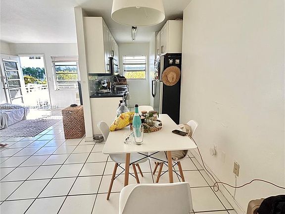 3rd image of 901 10th St APT 6