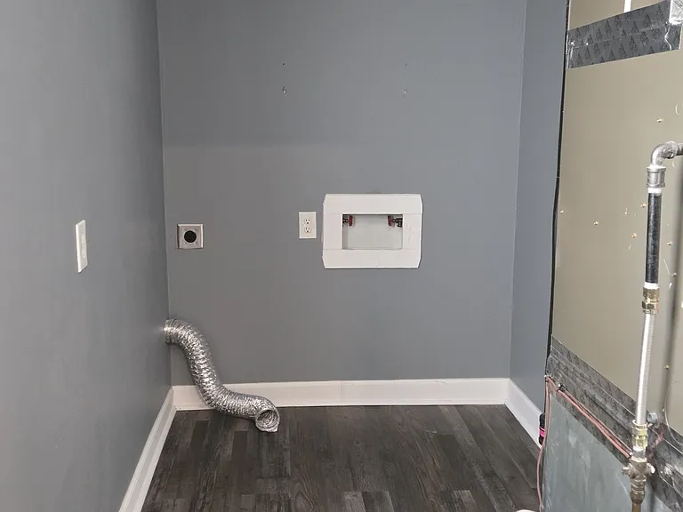 Washer & dryer hookups