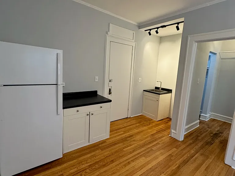 Devonshire Apartments — Photo 7