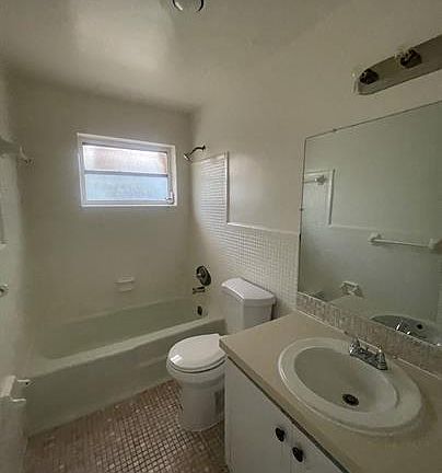 4th image of 807 NW 24th St APT 16