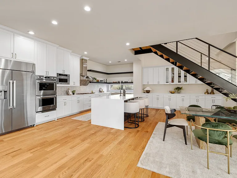 6449 Royalton Dr — Photo 9
