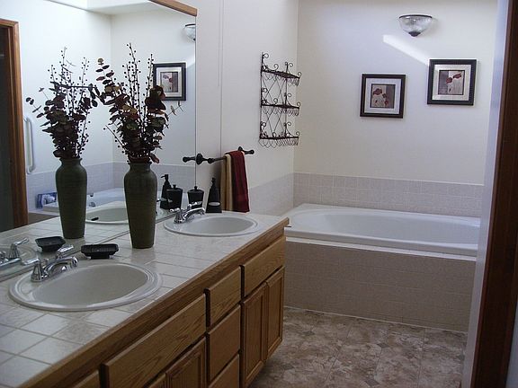 Master Bath, double sinks and soaking tub