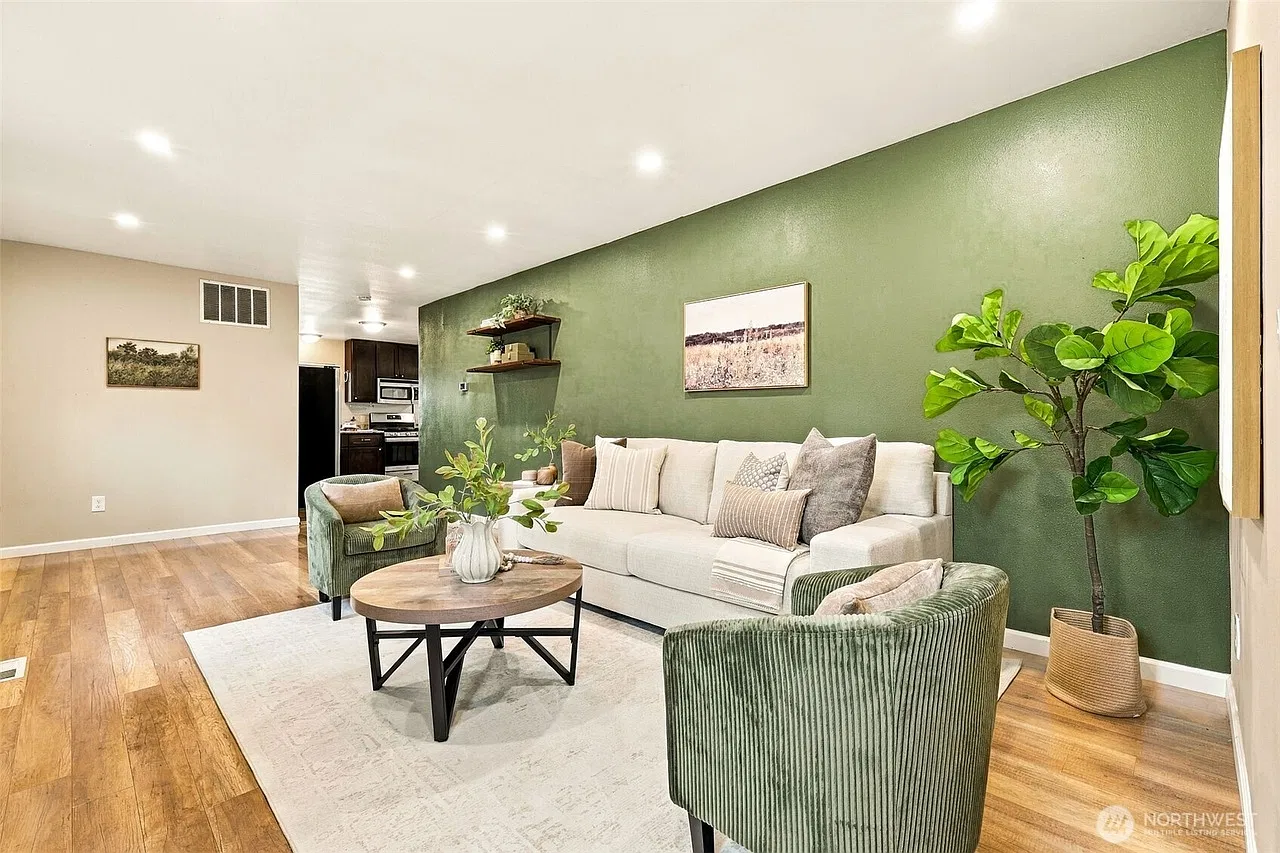 3 bed, 1104 sqft, $2,900 — Photo 3