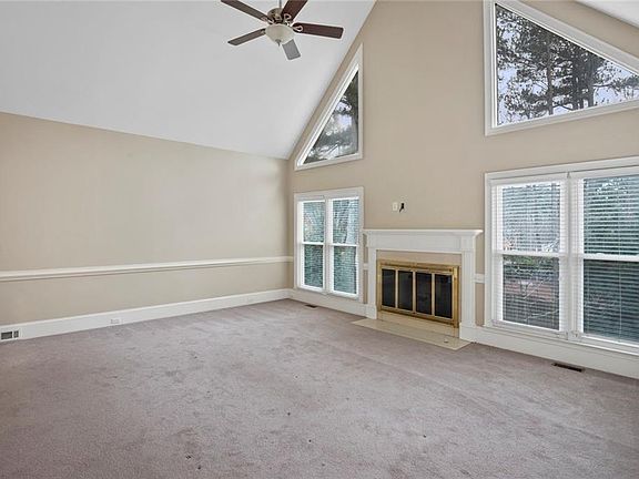 4th image of 555 Crossgate Trl