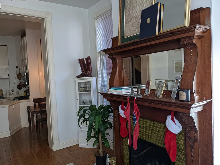 420 Warren Cres #1 — Photo 4
