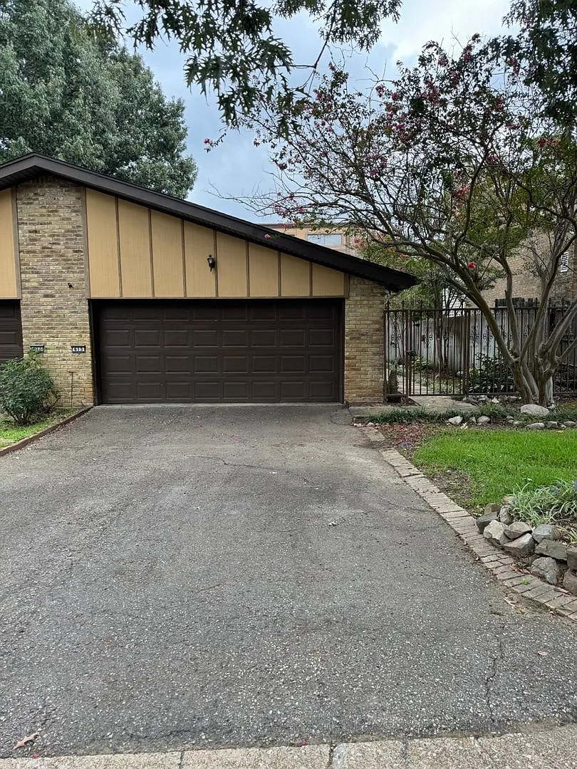 611 613 Kings Mountain — Photo 1