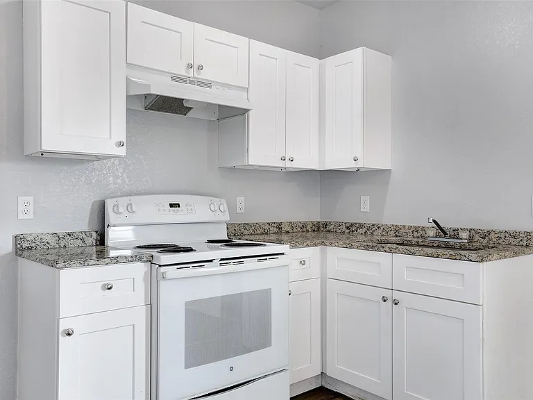 438 S San Joaquin Ave #1 — Photo 2