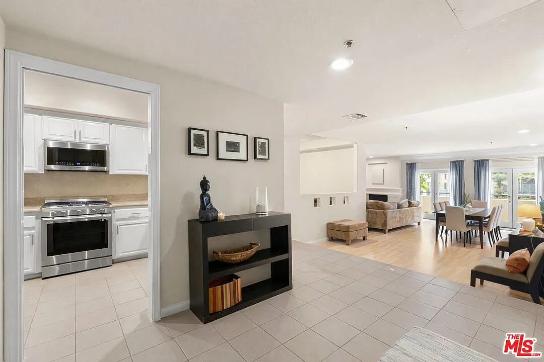 2 bed, 3.0 bath, 1652 sqft, $5,300 — Photo 2