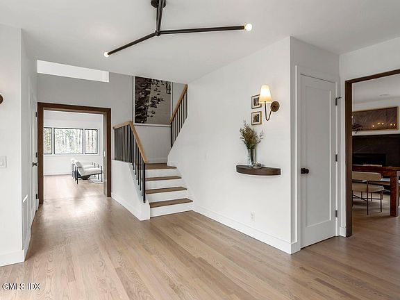 4th image of 41 Stone Brook Ln