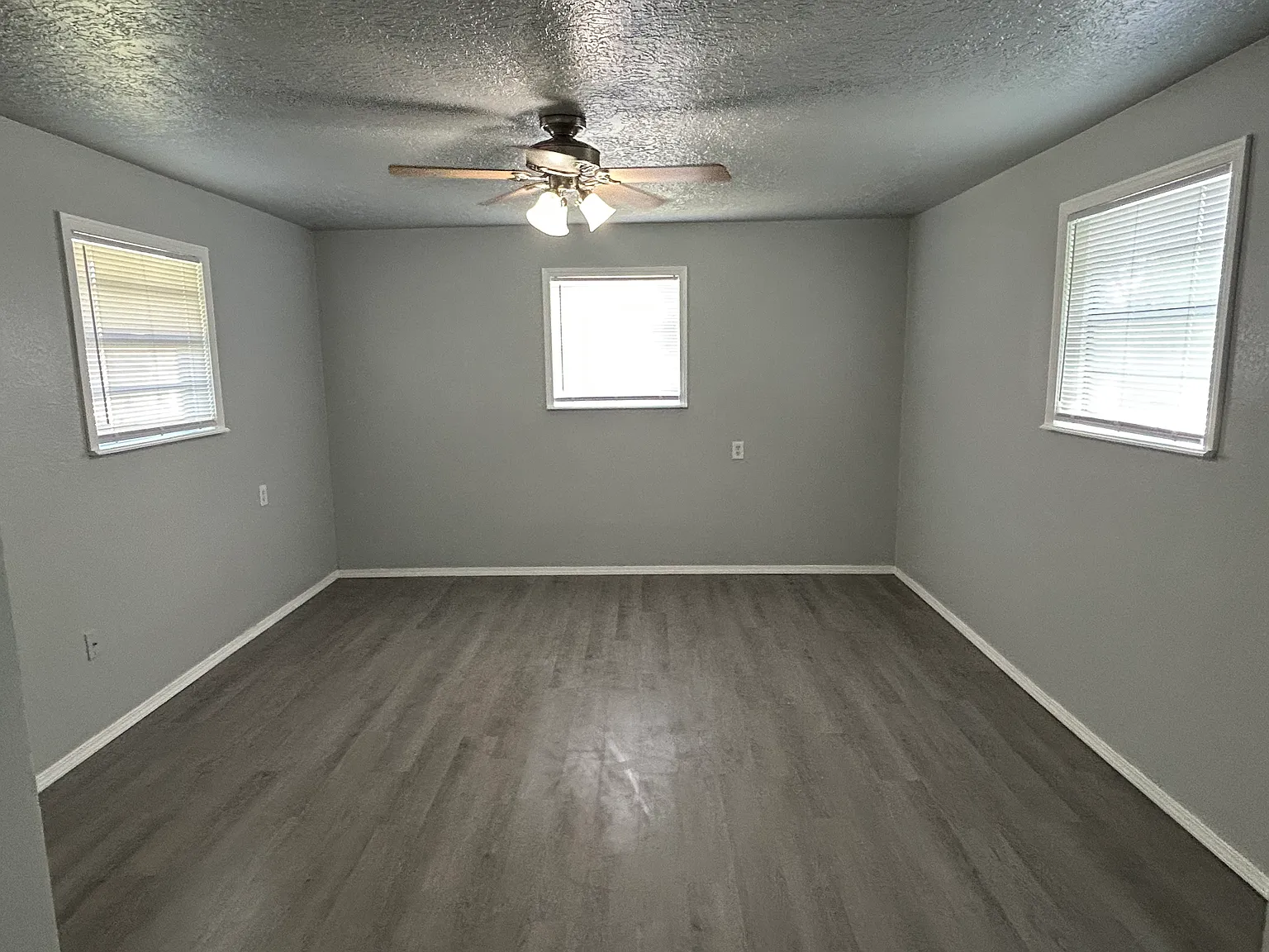 3 bed, 1000 sqft, $1,200 — Photo 3