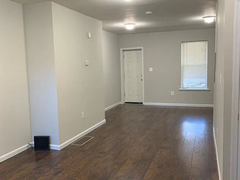 823 S Allison St — Photo 2