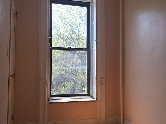 4th image of 503 Willoughby Ave #2