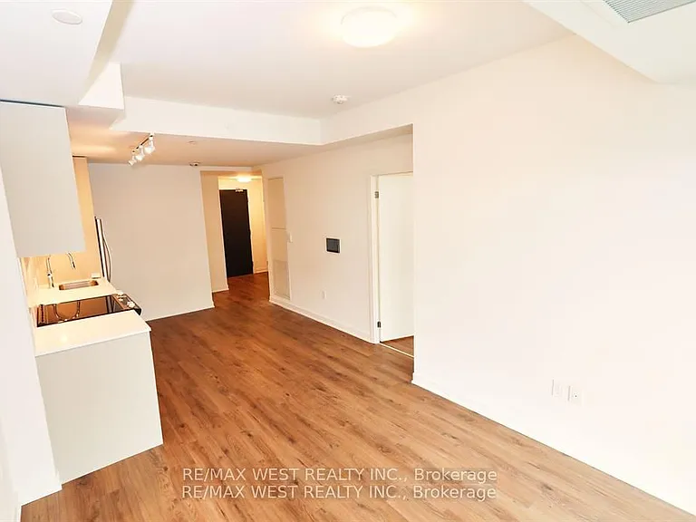 395 Dundas St W #822 — Photo 26