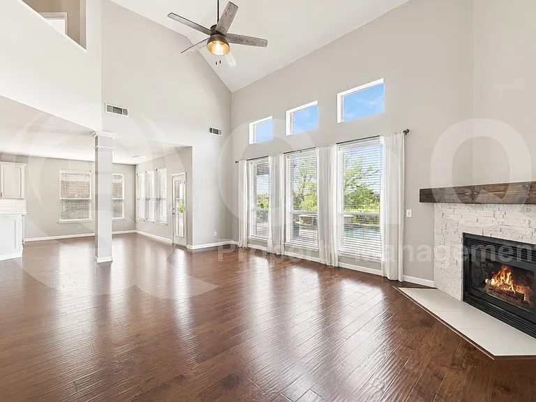 11281 Balcones Dr — Photo 15