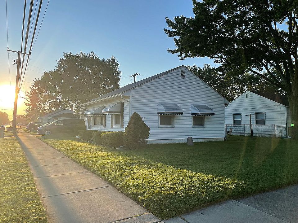 2nd image of 27390 Grandmont St