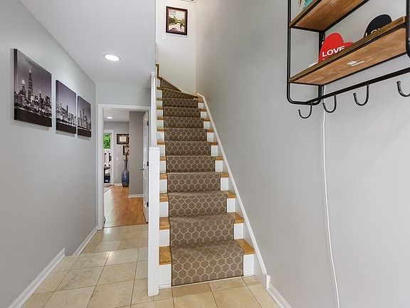 2nd image of 1755 N Hermitage Ave #D2
